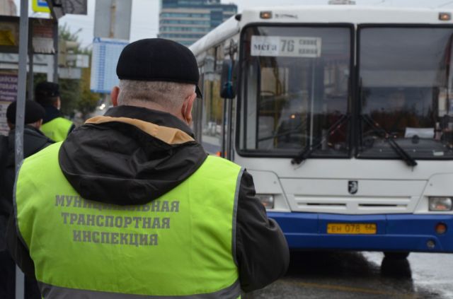 В Екатеринбурге сотрудники ГИБДД начали проверять маски в транспорте города