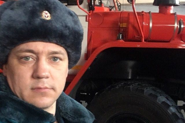 Водитель пожарной машины спас женщину и троих детей в Троицке