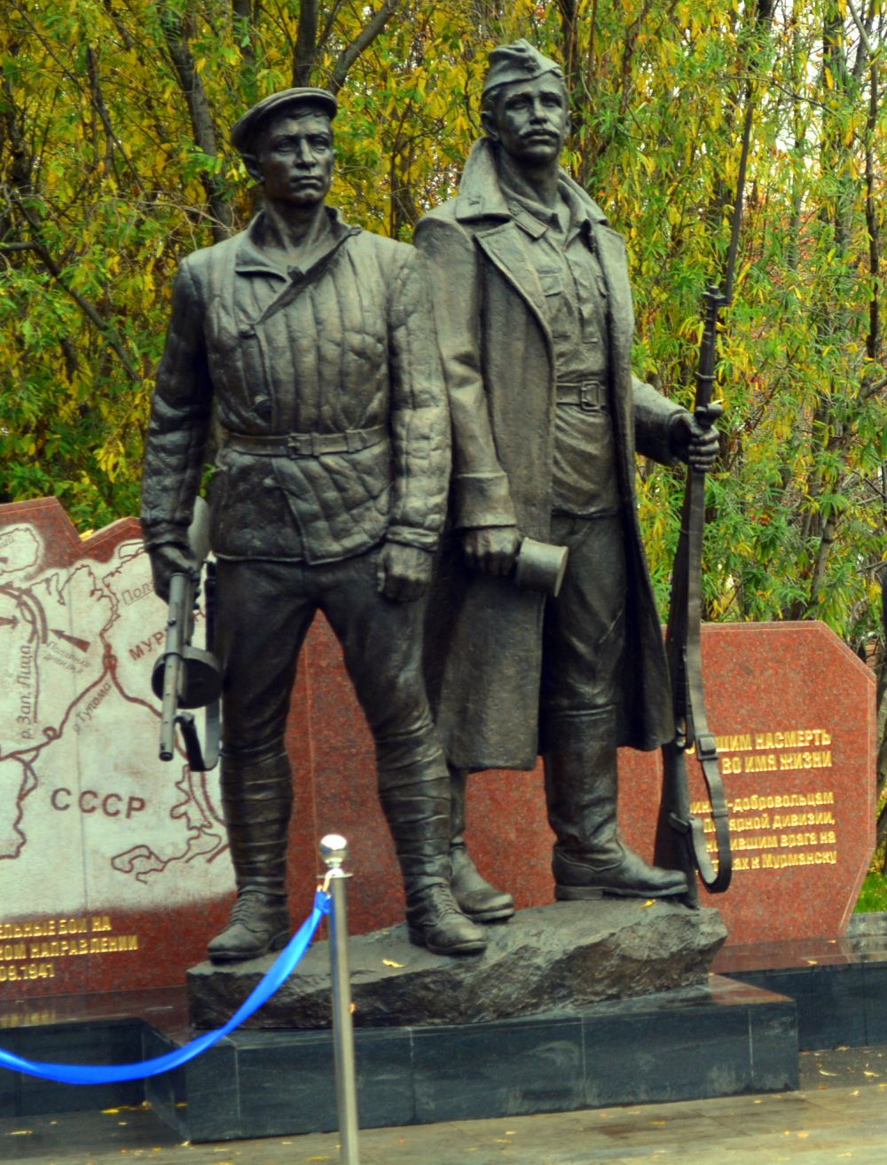 Монумент состоит из двух бронзовых скульптур: мурманчанин в полувоенной одежде, в кепке и с автоматом в руках и красноармеец, с усами и в пилотке. Они стоят плечом к плечу.