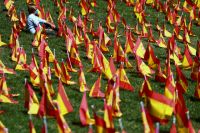 Поле, полностью «усеянное» флажками, — это акция в память погибших от коронавируса испанцев, которую провела в Мадриде ассоциация родственников умерших и людей, пострадавших от эпидемии. Один флаг — одна жертва COVID-19.