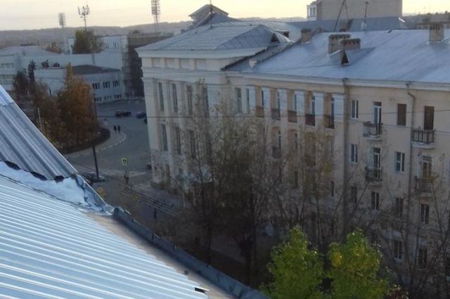 В Дзержинске кровельщик погиб, сорвавшись с крыши