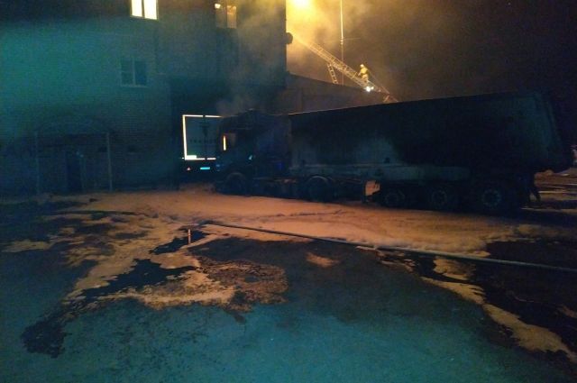 Под Воронежем гостиница загорелась из-за припаркованного рядом грузовика