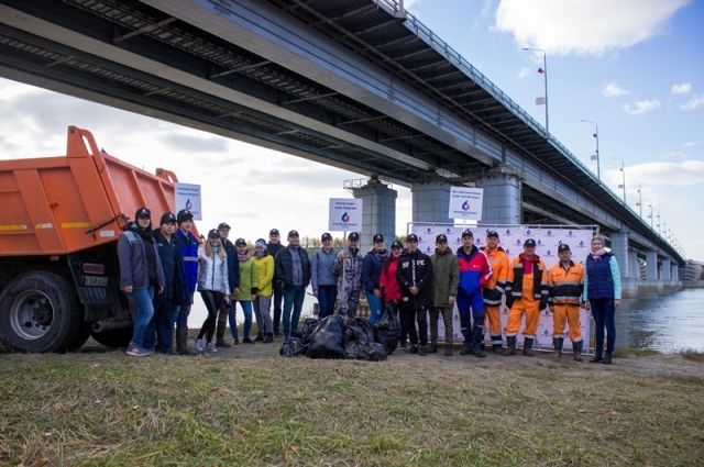 В Барнауле сотрудники водоканала очистили от мусора берег Оби