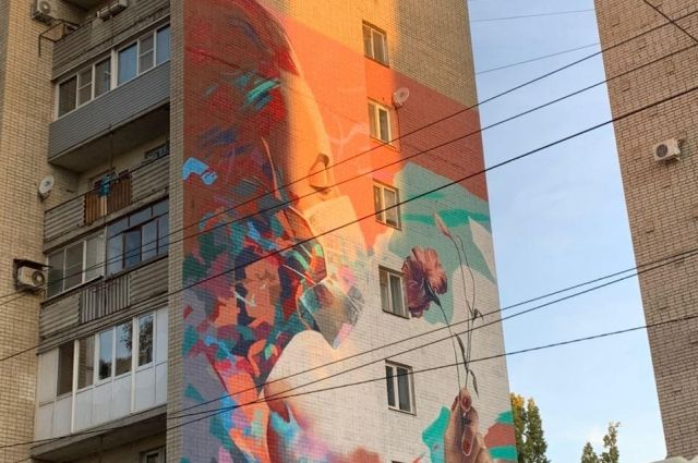 В центре Саратова появилось граффити с коронавирусом