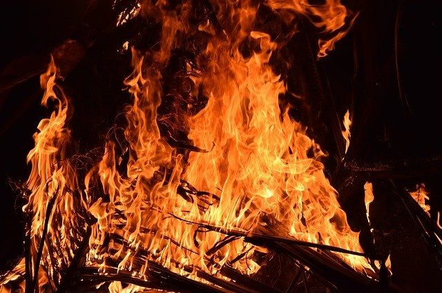 В Саратовской области надворные постройки тушили 17 огнеборцев