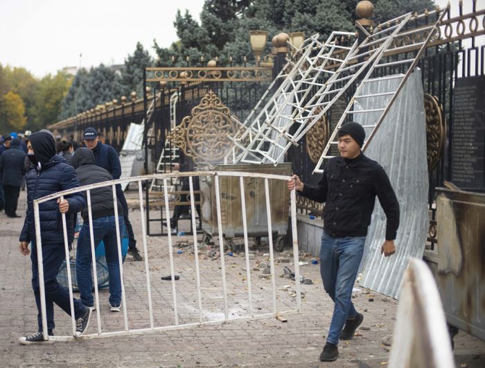 Разбор завалов у сломанных ворот Белого дома на центральной площади Бишкека Ала-Тоо.