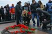 Участники мотопробега возложили цветы и почтили память павших героев минутой молчания.