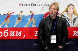 Евгений Плющенко у баннера в поддержку воспитанников команды Этери Тутберидзе.
