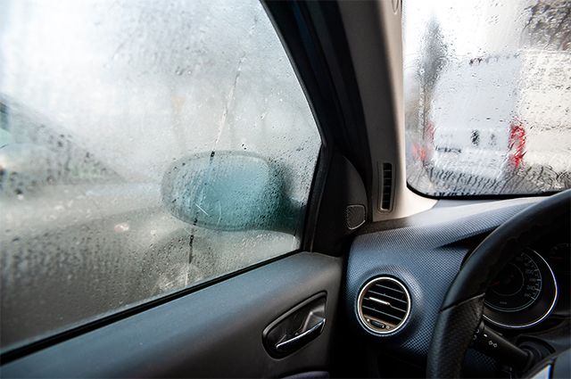 Почему запотевают стекла в машине? Пять основных причин
