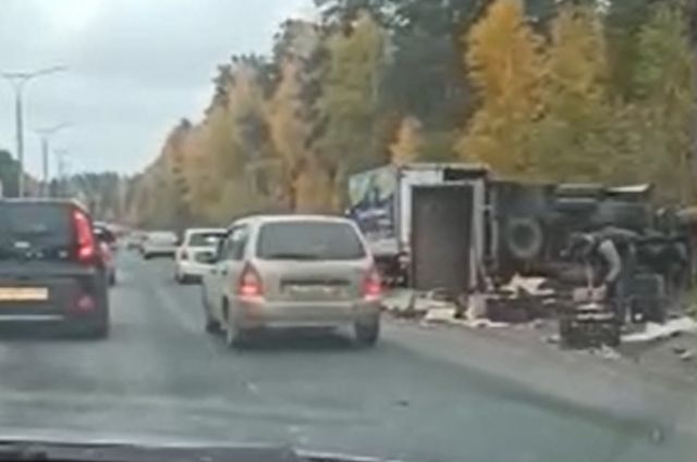 На Бердском шоссе в Новосибирске столкнулись два грузовика