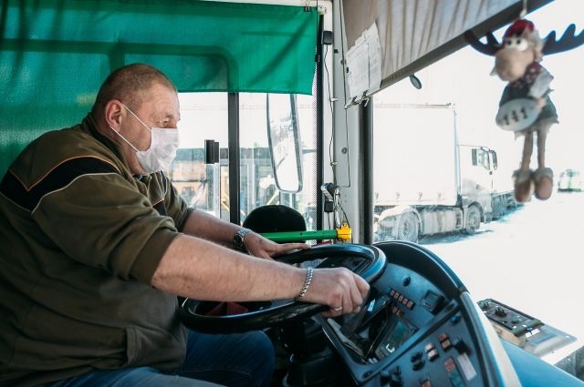 Тюменцы в автобусах стали чаще нарушать масочный режим