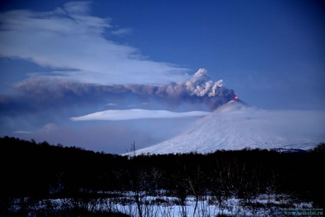 Камчатские вулканы Шивелуч и Ключевской синхронно выбросили столбы пепла