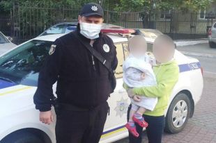В Запорожье двухлетний ребенок сам бродил по улицам города.