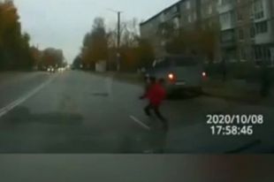 Мальчик выскочил на дорогу перед машиной.
