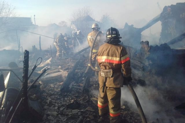 Четыре дома и хозпостройки вспыхнули в Сердобске из-за горящей травы