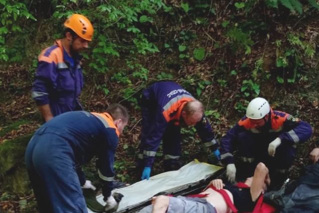 В Сочи спасатели эвакуировали мужчину с сыном, которые упали с лошади