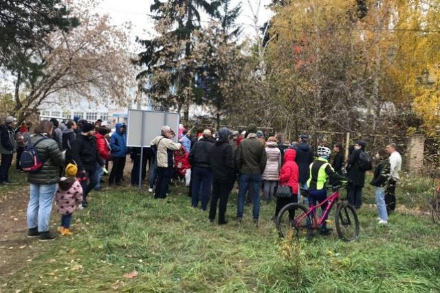 На акцию «Обними бор» в Челябинске пришло более ста человек