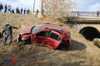 В Орске Renault Sandero слетел в кювет, пробив ограждение моста над железной дорогой.