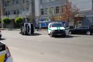 ЧП: В центре Киева перевернулся автобус