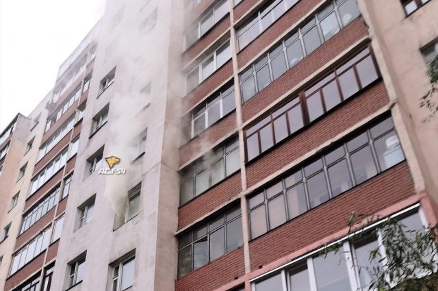 Из горящей квартиры в Новосибирске спасли мужчину с ожогами