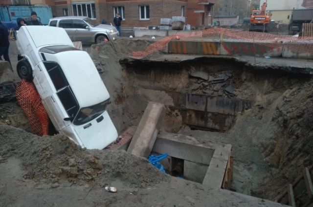 Автомобиль упал в коммунальный котлован в Новосибирске