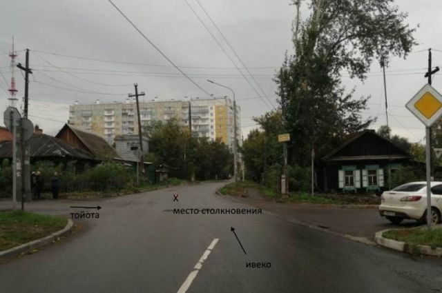 В Красноярске подросток взял без спроса автомобиль и врезался в мусоровоз