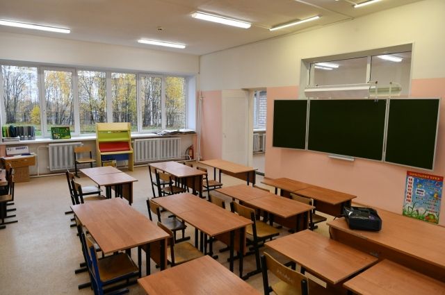 Школа в Гдовском районе не работает из-за заболевшего COVID-19 директора