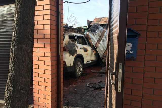 В Сызрани на пожаре погиб мужчина, повреждено два дома и кроссовер