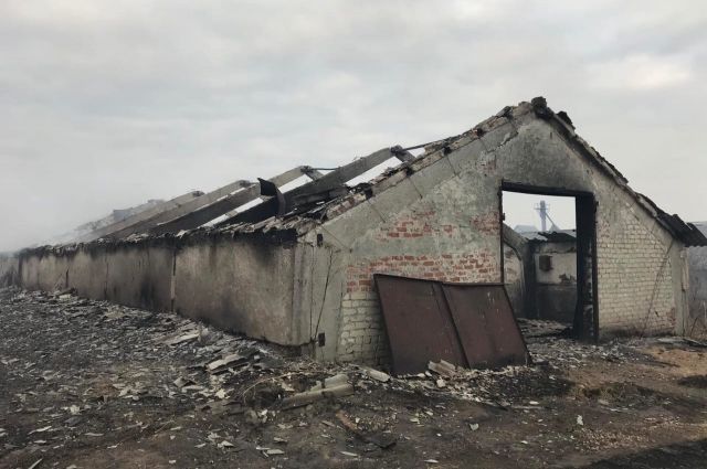 Огнеборцы ликвидировали пожар на складах под Саратовом