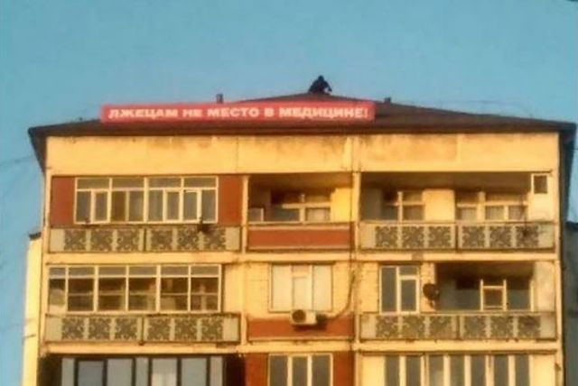 В Махачкале врач залез на крышу дома и потребовал встречу с Меликовым