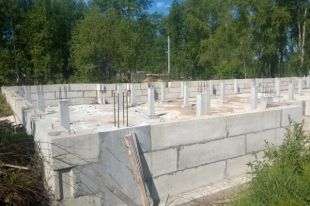 Дома остались недостроенными.