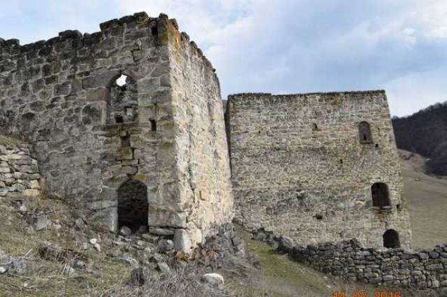 Житель Ингушетии выбил камни из старинной башни для возведения хозпостройки