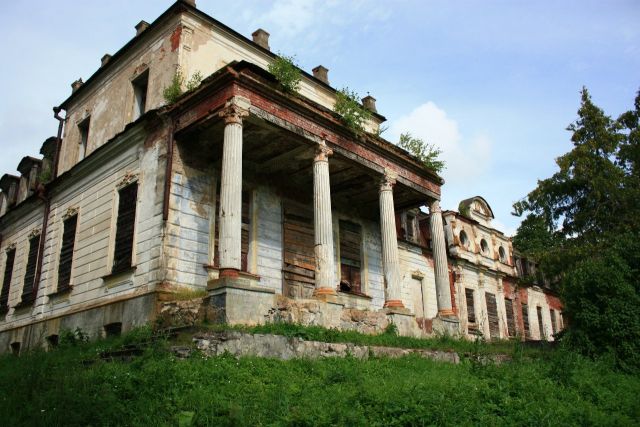 В усадьбе Волышово демонтировали старинную лепнину