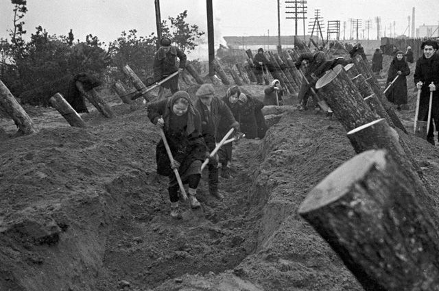 Участники обороны столицы получат единовременную помощь. На фото: жители Москвы на строительстве оборонительных сооружений, октябрь 1941 г.