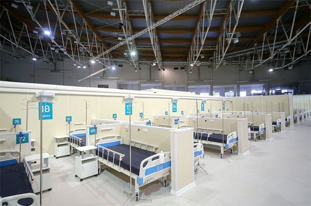 Временный госпиталь для больных коронавирусом на территории ледового дворца «Крылатское».