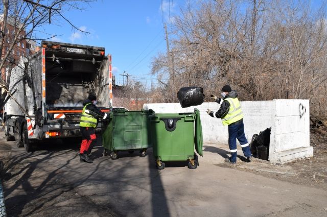 Жителей Омской области оштрафуют за выброшенный мимо контейнеров мусор