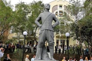 Памятник голливудскому актёру из Владивостока украшает сквер.