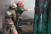 Пожар в Орске тушили 13 спасателей.
