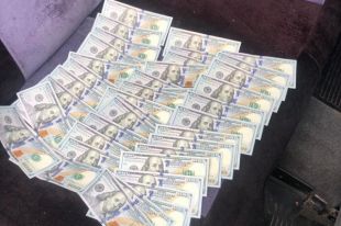 В Черновицкой области чиновники горсовета требовали 10 тыс. долларов взятки