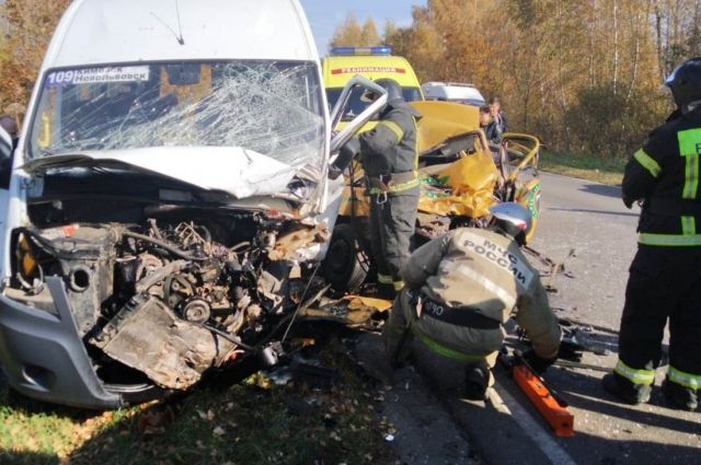 В ДТП с участием маршрутки и такси в Тульской области погибли три человека