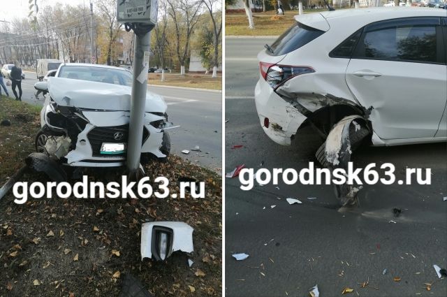 В Новокуйбышевске машина каршеринга врезалась в столб и помяла иномарку