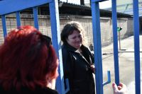 Помилованная Президентом РФ Оксана Севастиди, осуждённая за госизмену, выходит из следственного изолятора «Лефортово».