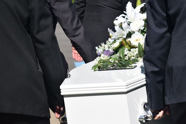 В Барнауле похоронщики стали изготавливать гробы с окошками
