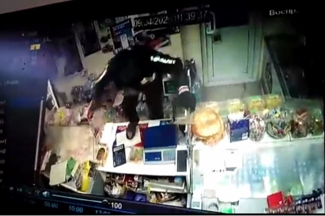 В Чапаевске мужчина, угрожая молотком, ограбил магазин
