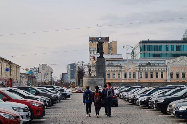 В Екатеринбурге снова закроют парковку на площади 1905 года