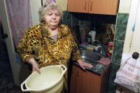 80-летняя Валентина Емельянова живет в крошечной комнатке в общежитии без душа.
