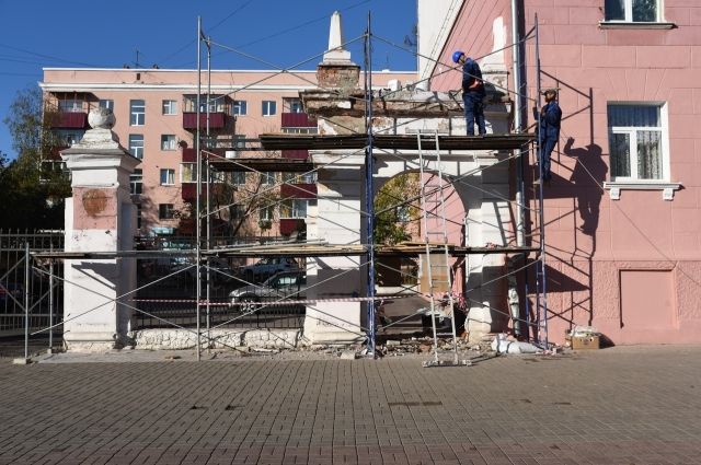 В Курске реставрируют объект культурного наследия – арку на улице Ленина
