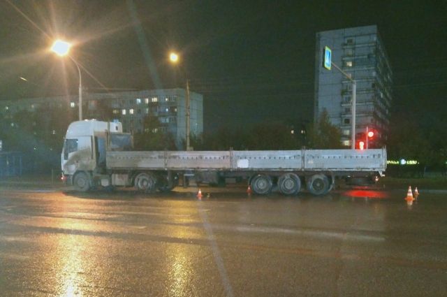 В Новосибирске грузовик сбил женщину и парня с годовалым ребенком на руках