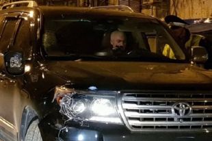 Краснодарский судья Юрий Захарчевский в своей машине сразу после аварии.