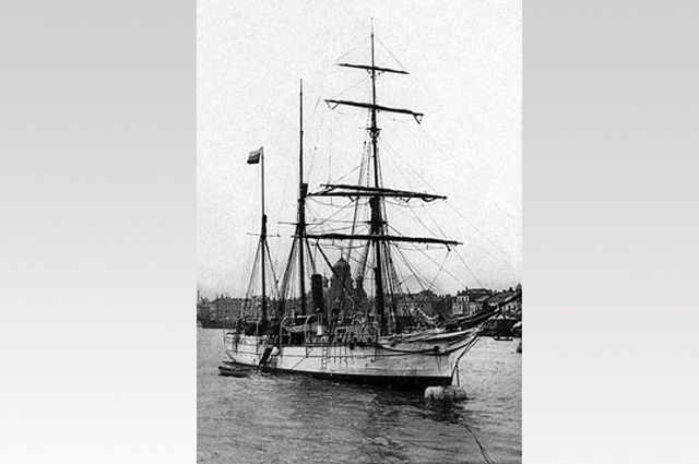 Шхуна «Святая Анна» в реке Неве, возле Благовещенского моста в Санкт-Петербурге, перед началом экспедиции Г. Л. Брусилова